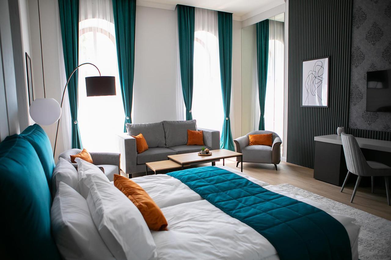 House Of Charles Hotel Carei Eksteriør billede