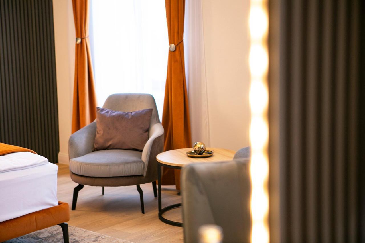House Of Charles Hotel Carei Eksteriør billede