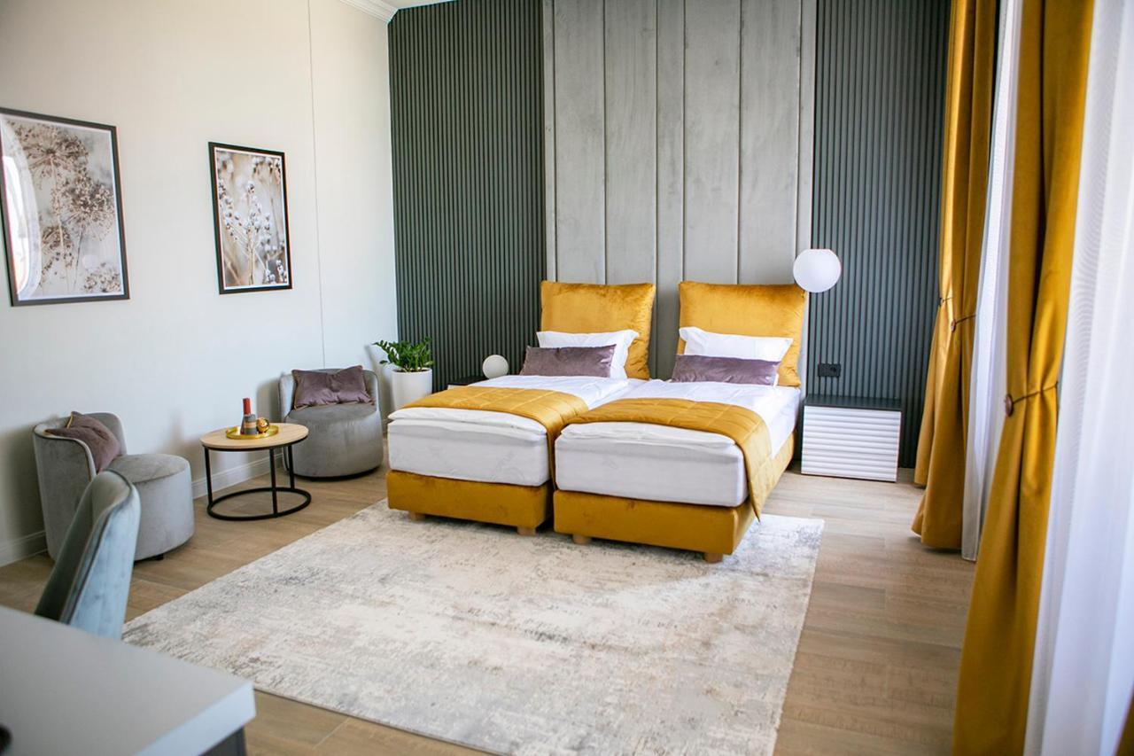 House Of Charles Hotel Carei Eksteriør billede