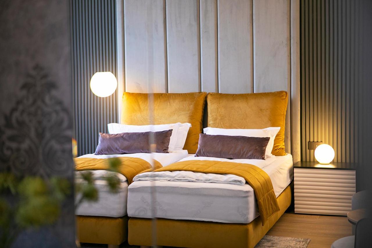 House Of Charles Hotel Carei Eksteriør billede