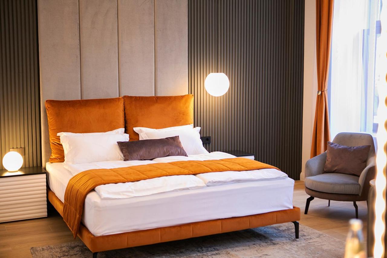 House Of Charles Hotel Carei Eksteriør billede