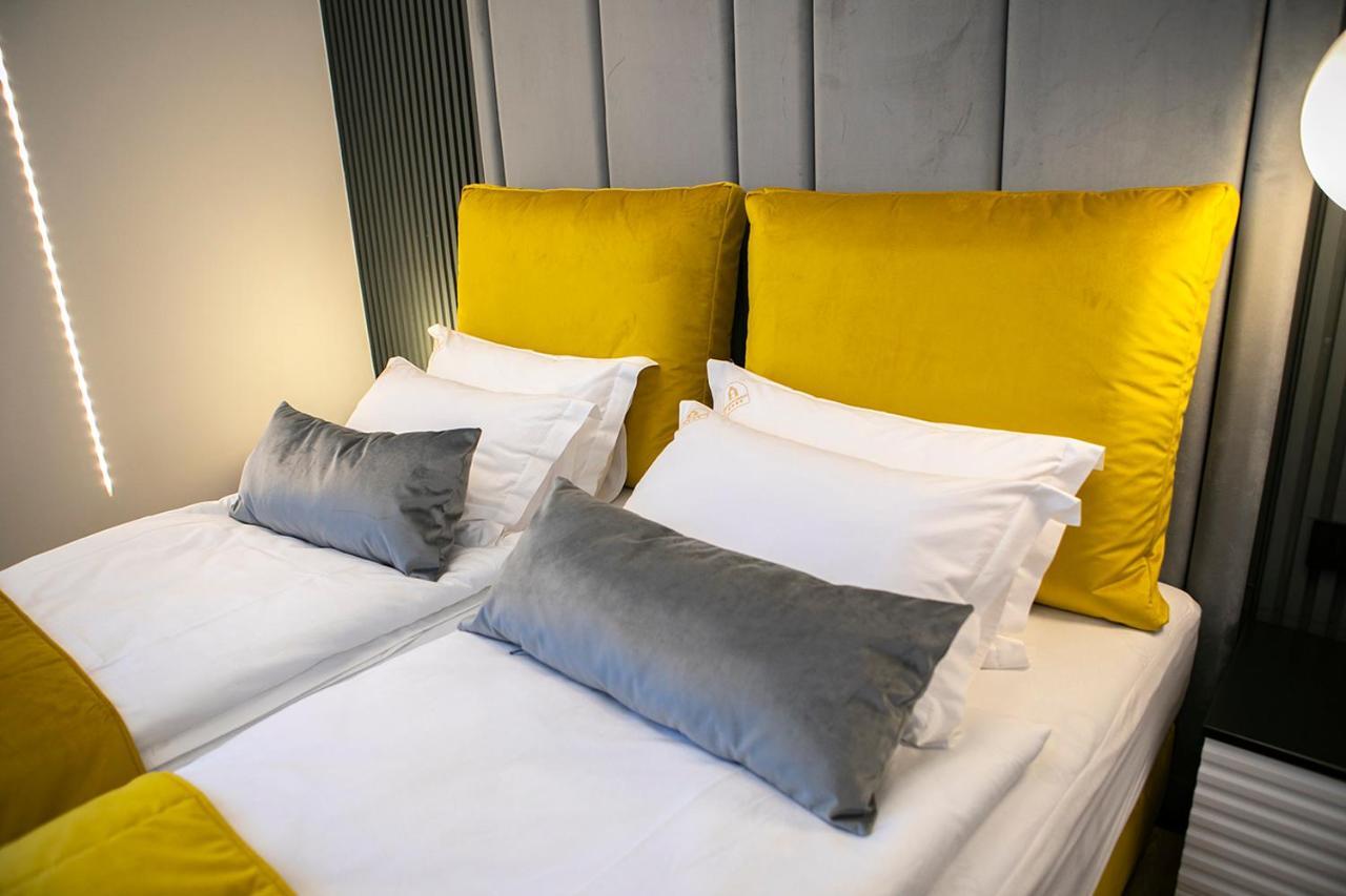 House Of Charles Hotel Carei Eksteriør billede